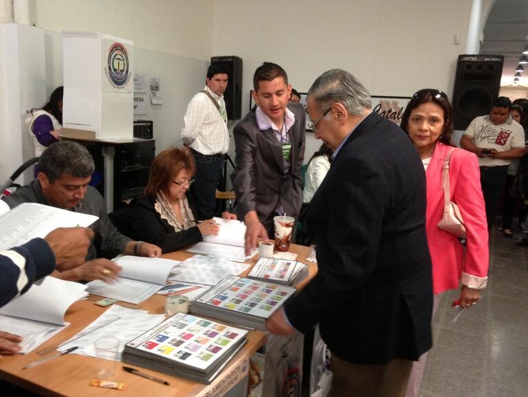 Voto de paraguayos en Barcelona, España. (Archivo: abril 2023).