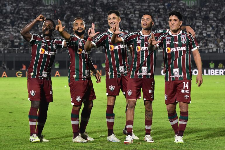 Germán Cano (d), futbolista de Fluminense, celebra un gol en un partido de los cuartos de final de la Copa Libertadores ante Olimpia en el estadio Defensores del Chaco en Asunción, Paraguay.
