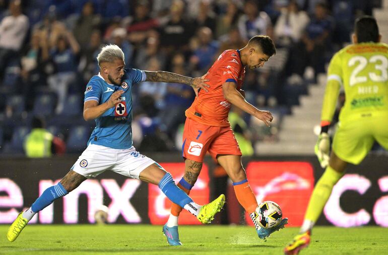 Mazatlan's Paraguayan forward Luis Amarilla (C) fights for the ball with Cruz Azul's Argentinian midfielder Gonzalo Piovi (L) during the Mexican Apertura tournament football match between Cruz Azul and Mazatlan at the Ciudad de los Deportes stadium in Mexico City, on July 6, 2024. (Photo by Yuri CORTEZ / AFP)