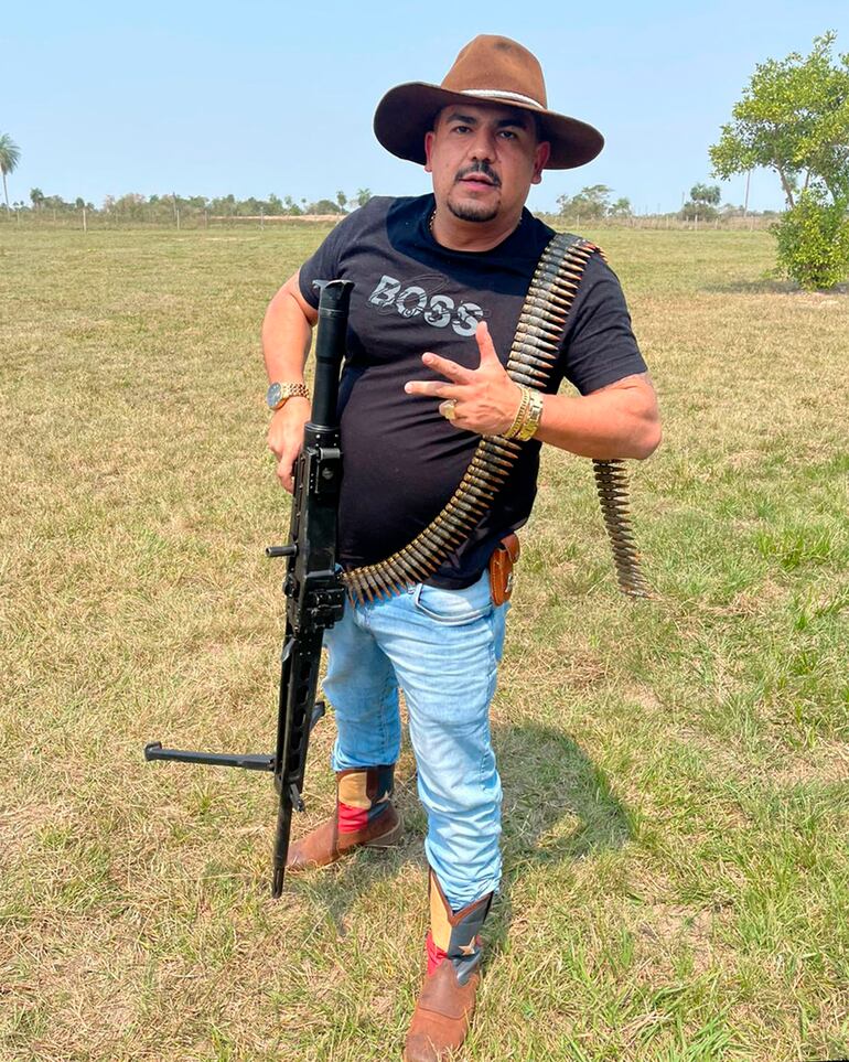 Nelson Gustavo Amarilla Elizeche, alias Norteño, con un fusil antiaéreo.