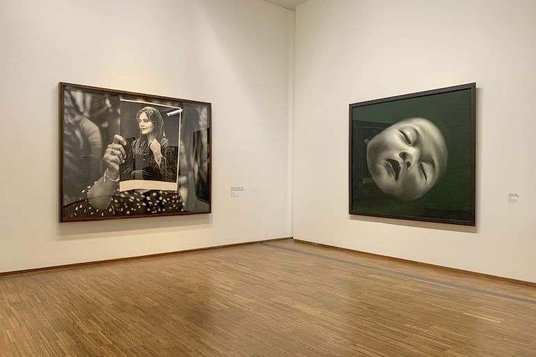 Hitos de la historia contemporánea y un mundo de incierto futuro surgen en las impactantes imágenes en blanco y negro creadas por el pintor estadounidense Robert Longo con su incomparable estilo hiperrealista, que se pueden ver a partir de este miércoles en el Museo Albertina de Viena. Longo, nacido en Nueva York en 1953 y célebre por sus monumentales dibujos a carboncillo que rozan la fotografía, muestra en esta exhibición 48 obras de distintos periodos de su larga carrera.