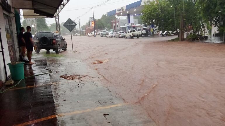 La Avda. Luis María Argaña (ex Avelino Martínez) al llenarse de agua los vehículos se refugiaron en una estación de servicios. Más tarde un camión de gran porte cayó en un canal de cielo abierto.