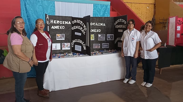 Estudiantes de la especialidad de Técnico en Salud del Colegio Nacional Fernando de la Mora expusieron sobre enfermedades de transmisión sexual y drogadicción.