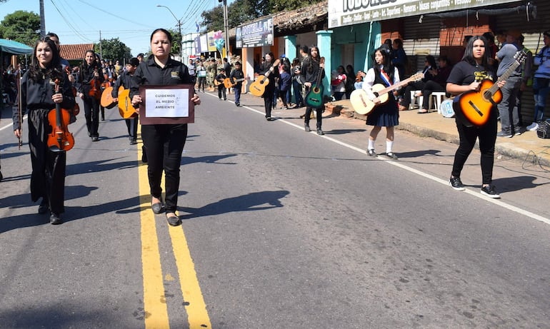  Alumnos de la Escuela de Música desfilaron en homenaje a la bandera paraguaya a la ciudad de Caapucú. 