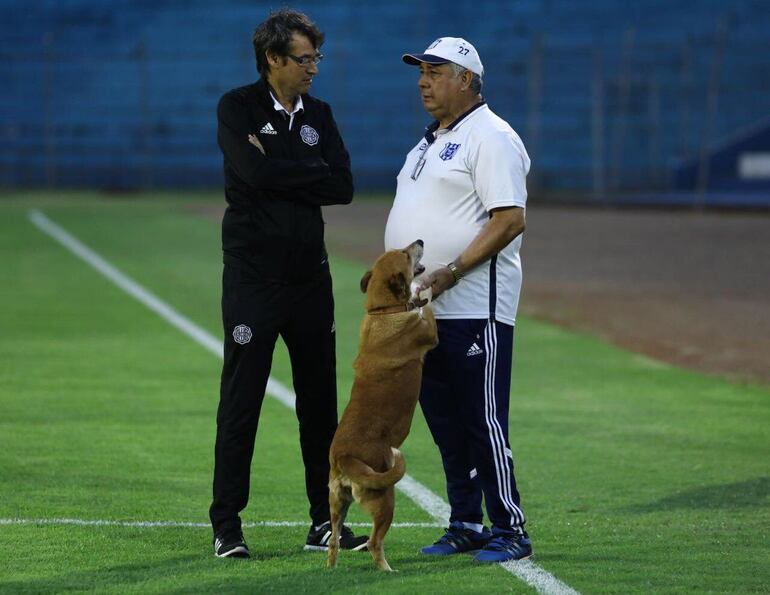 Jara Saguier (d), actualmente es entrenador del 2 de Mayo.