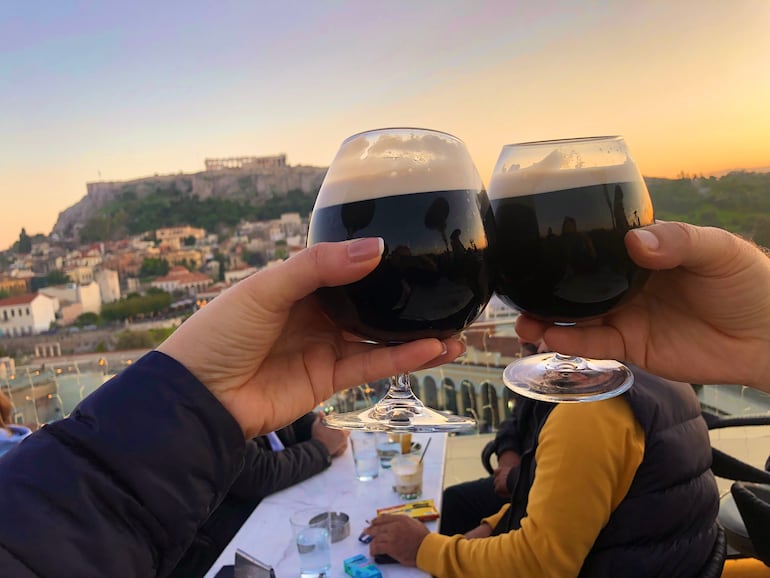 Atenas, Grecia: vista impresionante de la Acrópolis desde un bar en la azotea al atardecer.