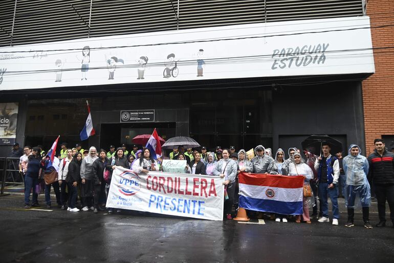 El grupo de postulantes del concurso público del MEC, que protestó ayer en reclamo de un nuevo examen, tras los masivos aplazos.