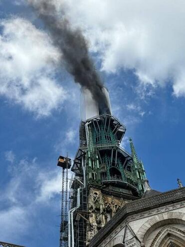 La aguja de la catedral de la ciudad francesa de Rouen, en la región de Normandía, ha sufrido un incendio este jueves.