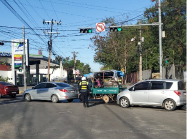 Indígenas se manifiestan sobre la avenida Artigas interrumpiendo el tránsito.