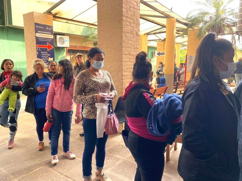 Pacientes forman fila para  agendar consulta  con especialistas en el Hospital General de Luque. Las personas concurren de madrugada para acceder a turnos.