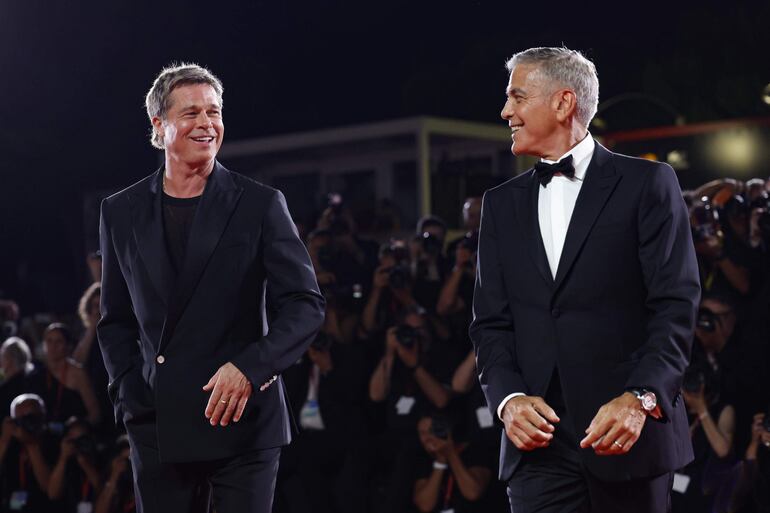 Los famosos actores George Clooney y Brad Pitt en la alfombra roja de la  premier de 'Wolfs' en el Festival de Cine de Venecia. (EFE/EPA/FABIO FRUSTACI)
