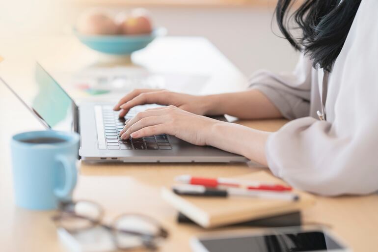 Mujer trabajando en su computadora.