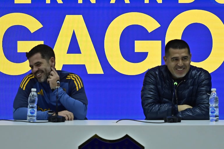 AME7255. BUENOS AIRES (ARGENTINA), 14/10/2024.- El ex futbolista argentino Fernando Gago (i) habla junto al presidente de Boca Juniors, Juan Román Riquelme, durante una rueda de prensa tras asumir como nuevo entrenador del club, este lunes en Buenos Aires (Argentina). EFE/ Matias Martin Campaya
