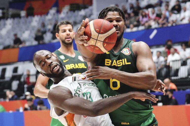 Cristiano Felicio (d) en el juego que Brasil le ganó a Costa de Marfil ayer. EFE