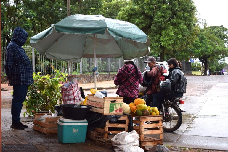 Los clientes se acercan desde las 06:00 hasta las 15:00 los días soleados, pero cuando llueve ya cierra a las 11:00.