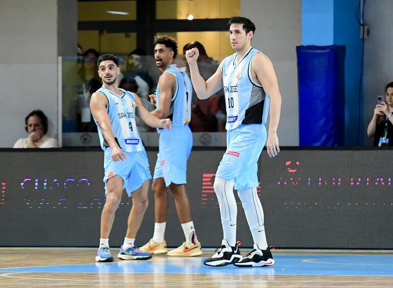 Los jugadores del Deportivo San José celebran el triunfo contra Malvin de Uruguay en la Liga Sudamericana e Baloncesto 2023.