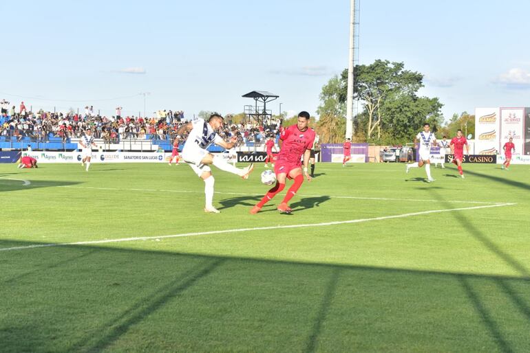 Ameliano consiguió el triunfo en el primer partido en su nuevo estadio