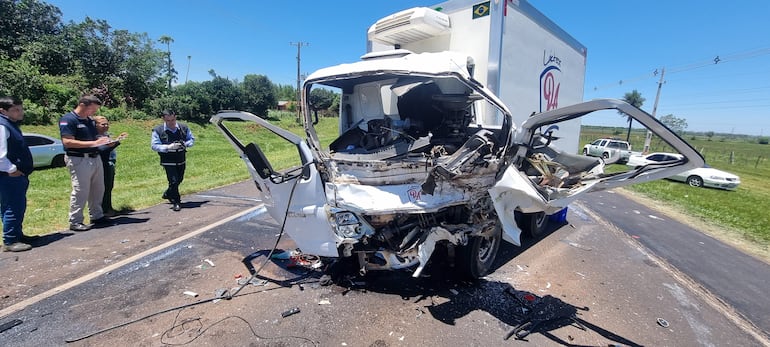 Así quedaron los dos vehículos involucrados en el grave accidente, sin víctimas fatales, en San Juan Bautista, Misiones, en el que una camioneta del MAG estuvo involucrada.