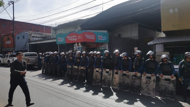 Llamó la atención a los comerciantes el fuerte dispositivo comercial que acudió al lugar solo para intervenir un local comercial.