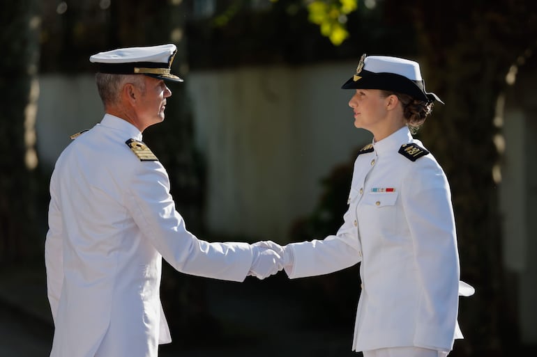 La princesa Leonor junto al director de la escuela, Pedro Cardona, durante una ceremonia en la Escuela Naval Militar de Marín, a la que ingresó ayer y en la que recibió formación castrense su padre. (EFE/ Lavandeira Jr)
