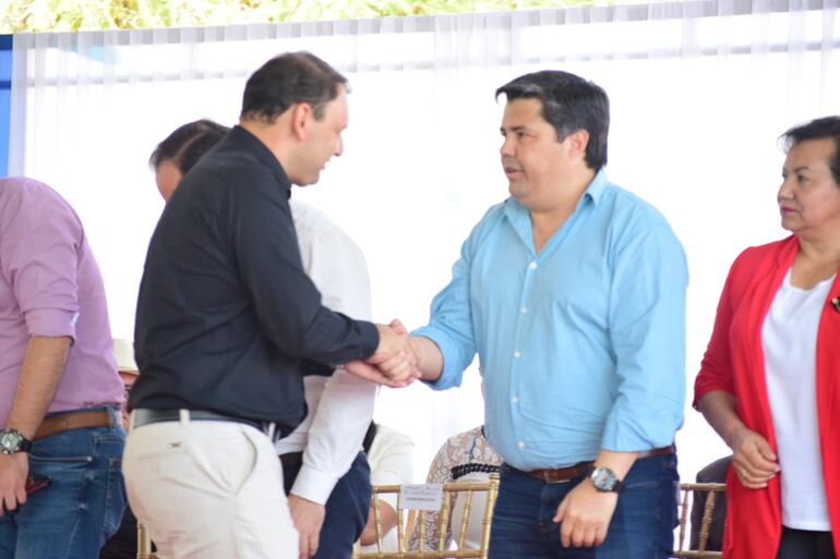 El director de la EBY, Luis Benítez, asistió al acto de entrega de becas en Misiones esta mañana. En Ñeembucú se llevará a cabo el viernes 1 de setiembre.