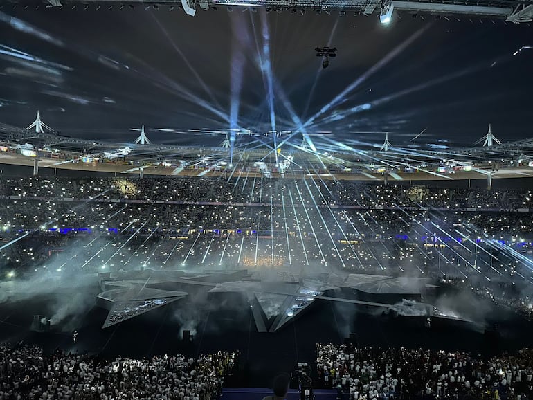 Fascinante puesta artística en el cierre de los Juegos Olímpicos París 2024. Foto: ABC Color.