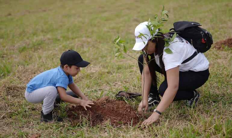 Los niños también participaron de la jornada de plantación en la Fracción Mirador San Roque, de IDESA.