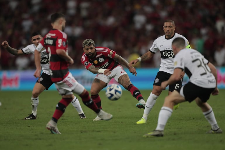 Gabriel Barbosa (c), jugador de Flamengo, disputa el balón con Richard Ortiz (d), futbolista de Olimpia, en el partido de ida de los octavos de final de la Copa Libertadores en el estadio Maracaná, en Río de Janeiro, Brasil.