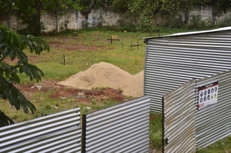 Un montículo de arena bajaron en la escuela básica Pedro P. Peña del barrio San Vicente de Asunción, donde tampoco avanzan tareas de Engineergin S.A.