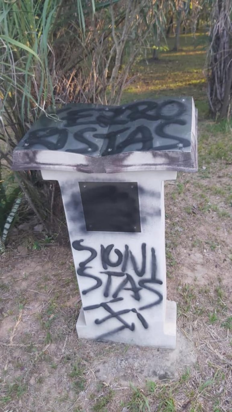 Una cruz esvástica, símbolo del nazismo, pintada junto con las palabras "terroristas" y "sionistas" en un pedestal en el bosque de Israel en el parque Ñu Guazú.