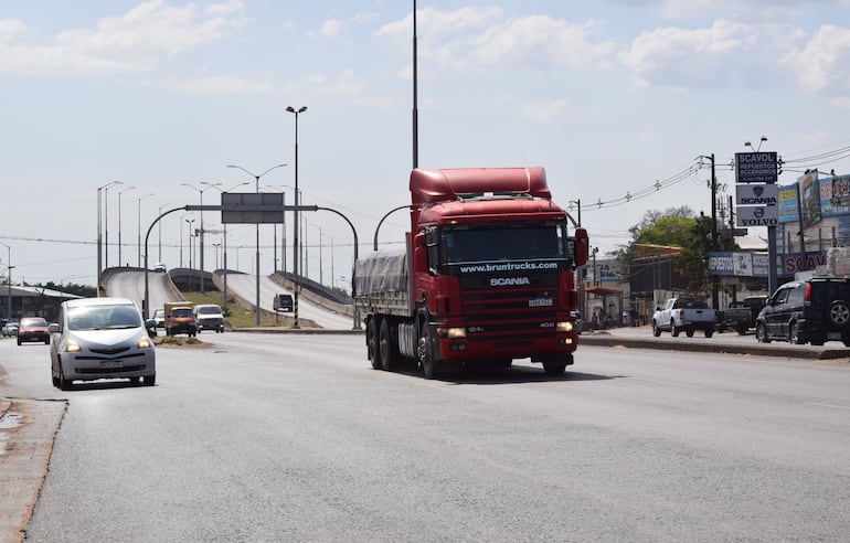 La ruta PY03 cruza por la ciudad de Mariano Roque Alonso. La habilitación de la vía también posibilitó gran desarrollo del distrito.