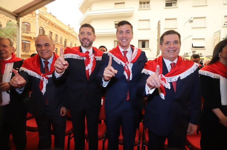 Basilio "Bachi" Núñez, Pedro Alliana, Santiago Peña y Horacio Cartes, en el acto llevado a cabo en el Panteón Nacional, por el aniversario de la Asociación Nacional Republicana (ANR).