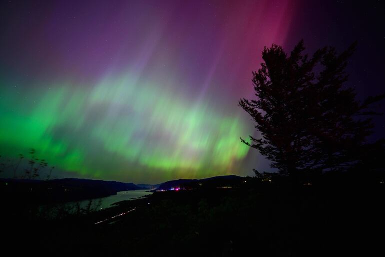 La aurora boreal se ve sobre la garganta del río Columbia desde Chanticleer Point Lookout, en las primeras horas de la mañana del 11 de mayo de 2024 en Latourell, Oregón.