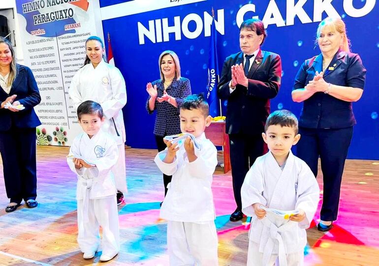 Niños felices con sus cinturones en el Nihon Gakko.