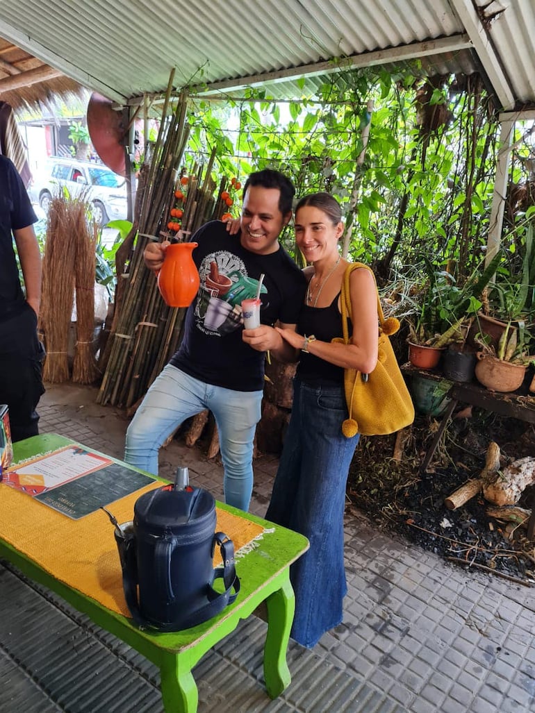 Dicen que Juanita Viale quedó encantada con el tereré que tomó en el Mercado 4. (Facebook/Javier Torres)