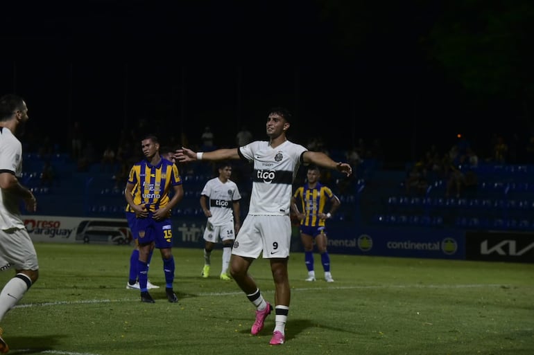 Festejo de Kevin Parzajuk en la victoria de Olimpia