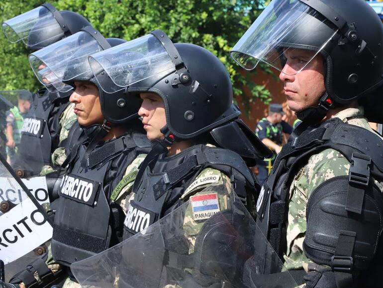 Miembros del Ejército participaron del operativo Veneratio en la cárcel de Tacumbú.
