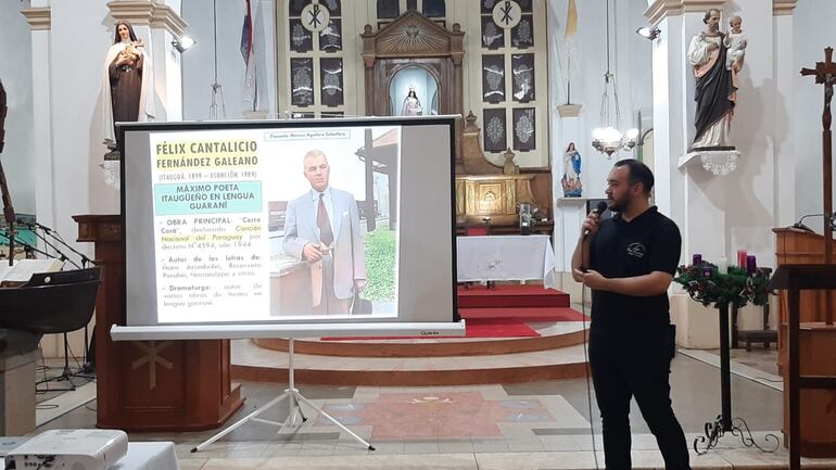 El historiador, Marcos Aguilera, comparte en el templo parroquial de Nuestra Señora Virgen del Rosario de Itauguá una breve reseña biográfica del poeta Félix Fernández.