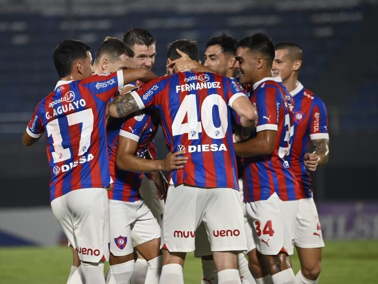 Los futbolistas de Cerro Porteño celebran un gol en el partido frente contra General Caballero de Juan León Mallorquín por la jornada 15 del torneo Apertura 2024 del fútbol paraguayo en el estadio Defensores del Chaco, en Asunción.