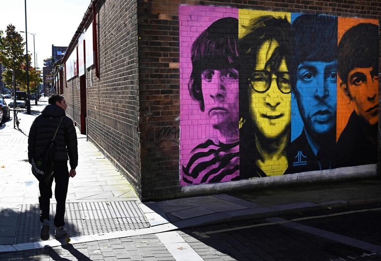 The Beatles en un mural en Liverpool, 2020 (Foto de Paul ELLIS / AFP)