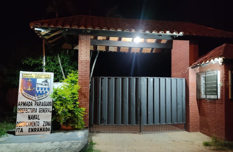 Fachada de la sede del Destacamento Naval y de Prefectura en la zona de Itá Enramada.