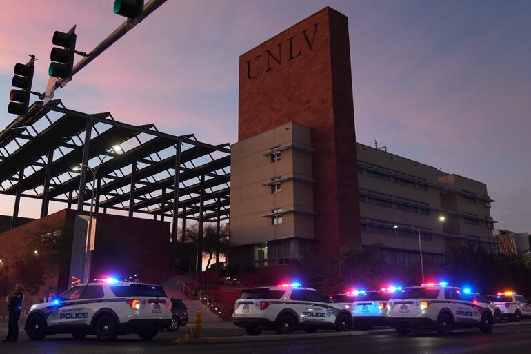 Varios organismos encargados de hacer cumplir la ley trabajan fuera de la Universidad de Nevada, donde varias personas recibieron disparos en el campus de Las Vegas, Nevada, EE.UU.