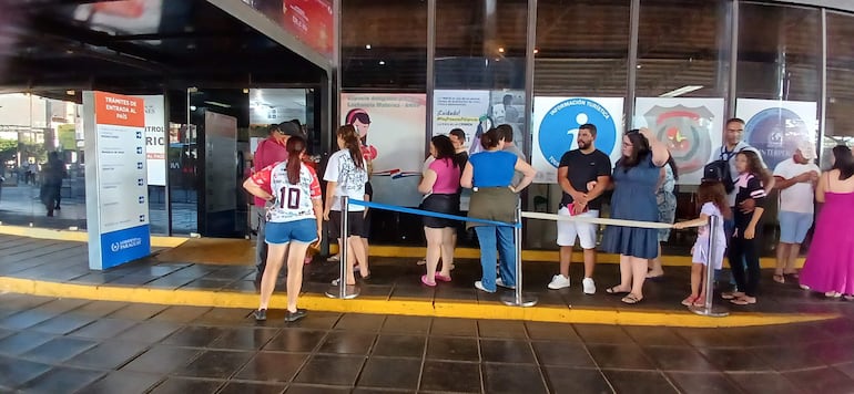 La fila para el ingreso a Paraguay. 