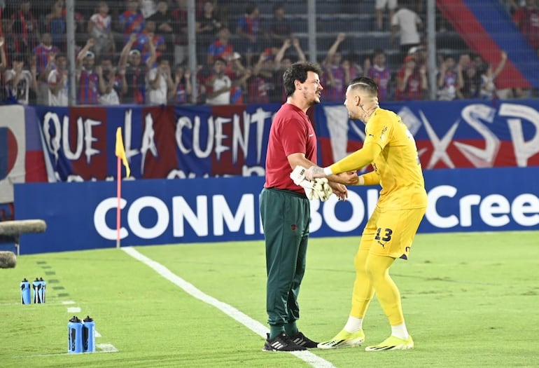 Fernando Diniz, entrenador de Fluminense, y Jean Fernandes, jugador de Cerro Porteño, se saludan antes del partido por la Copa Libertadores en el estadio La Nueva Olla, en Asunción, Paraguay.