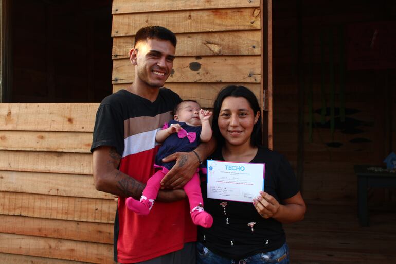 Una familia más recibe una casa de emergencia de TECHO.