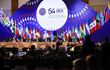 Representantes de los países miembros de la Organización de Estados Americanos (OEA) participan de la Primera Sesión Plenaria durante la 54ª Asamblea General de la OEA.