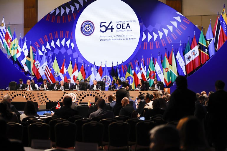 Representantes de los países miembros de la Organización de Estados Americanos (OEA) participan de la Primera Sesión Plenaria durante la 54ª Asamblea General de la OEA.