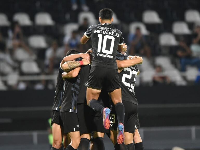 Los jugadores de Libertad celebran un gol en la victoria contra Sportivo Ameliano por la undécima fecha del torneo Apertura 2023 del fútbol paraguayo en el estadio Manuel Ferreira de Asunción.