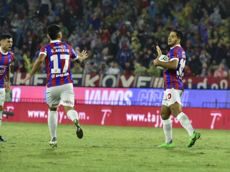 Cecilio Domínguez, jugador de Cerro Porteño, celebra el gol en un partido contra Olimpia en el superclásico del fútbol paraguayo en La Nueva Olla por la ronda 17 del torneo Apertura 2024.