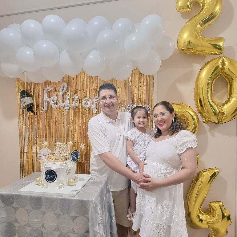 Iván Leguizamón junto a su hermosa familia recibiendo el 2024, un año que lo sorprendió con su incorporación al programa A La Gran 730. (Gentileza)